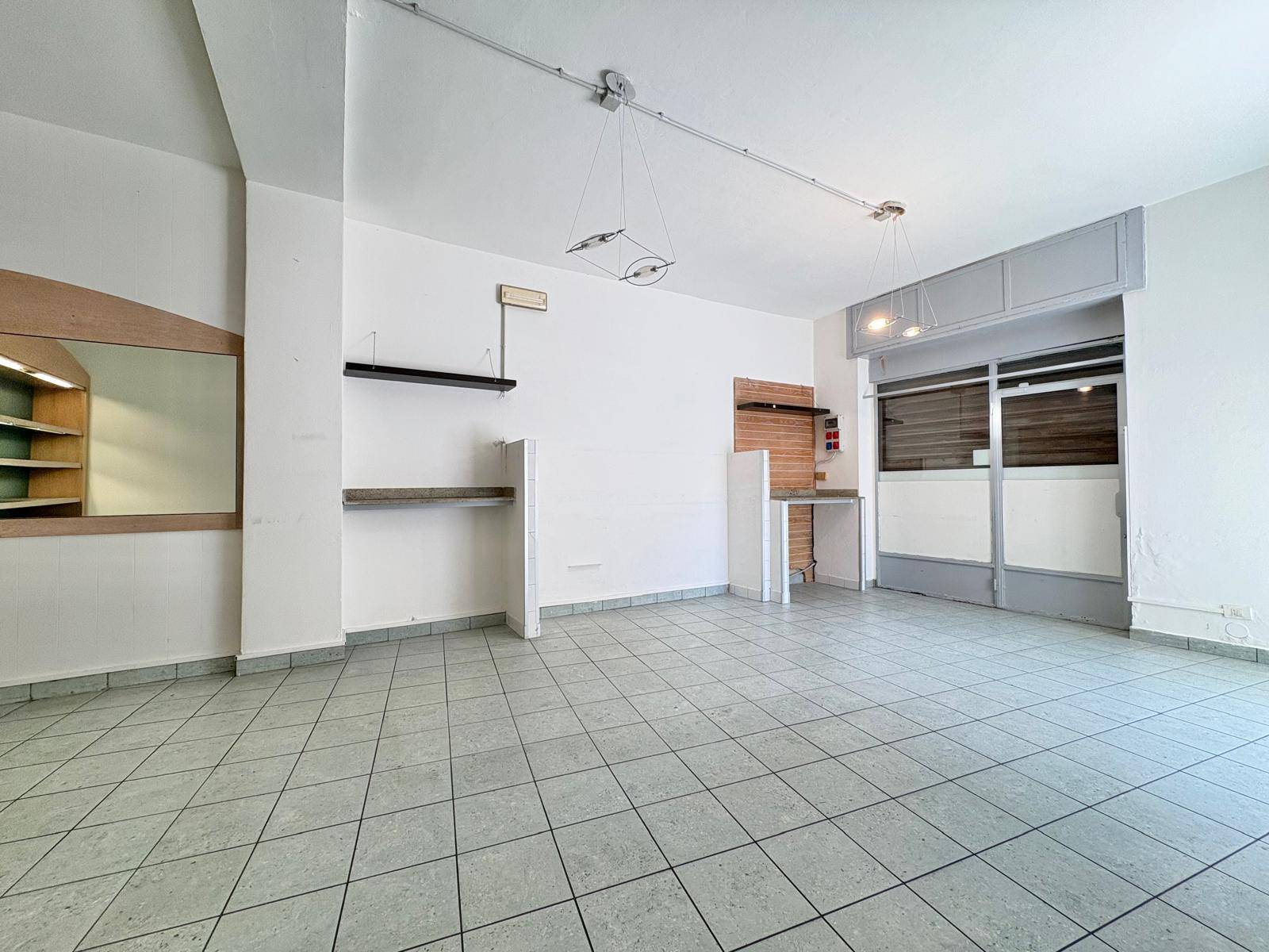 Locale commerciale in affitto a Malnate, Centro