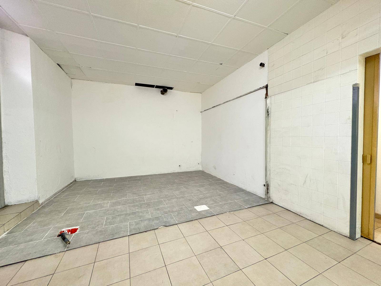 Locale commerciale in affitto a Malnate, Centro