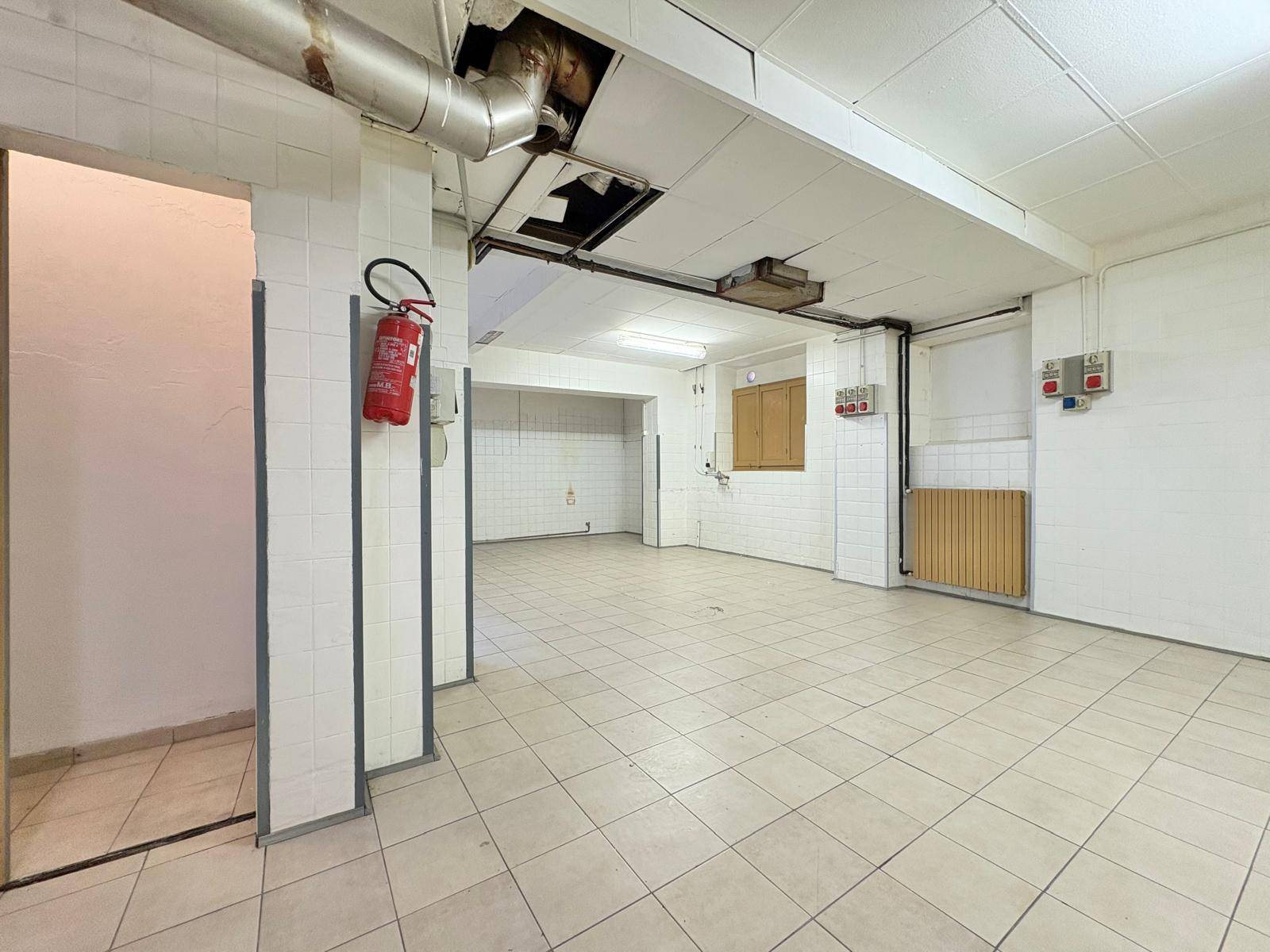 Locale commerciale in affitto a Malnate, Centro