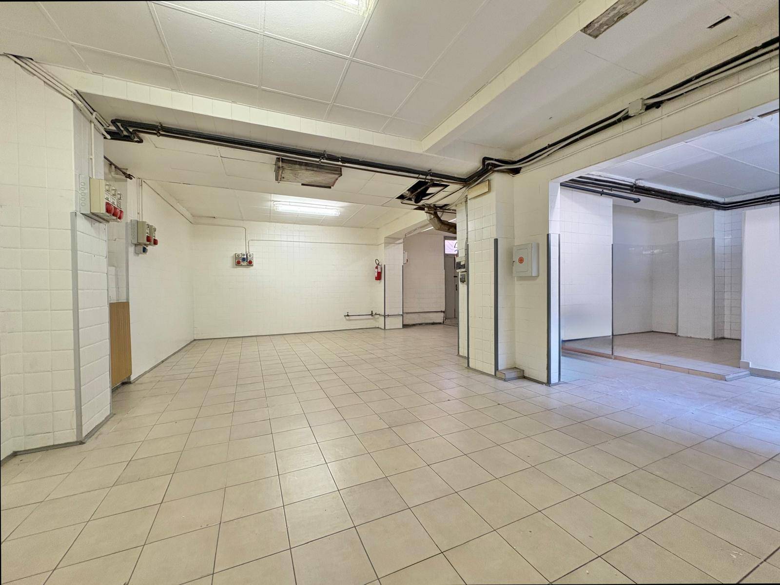 Locale commerciale in affitto a Malnate, Centro