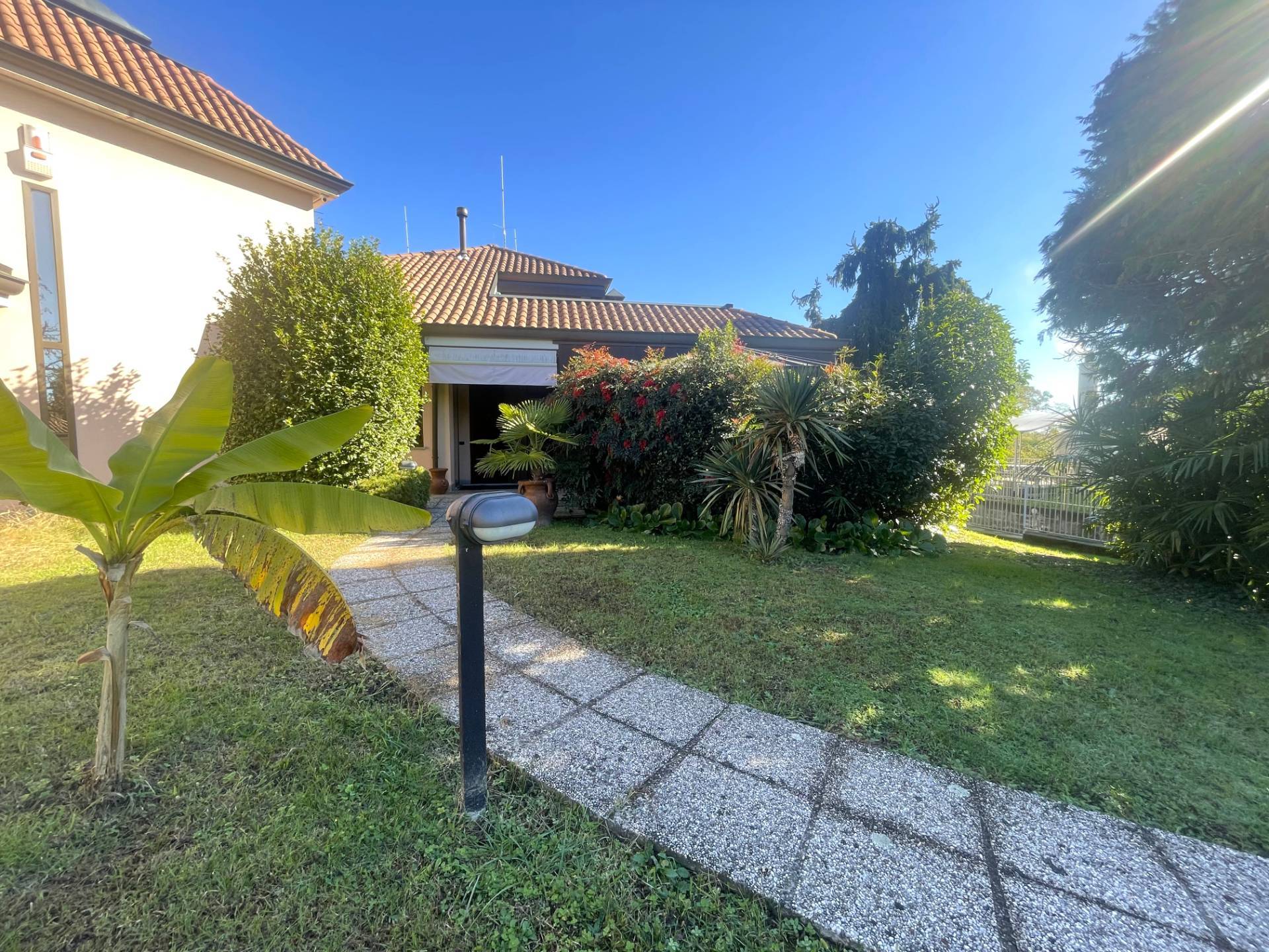 VILLA SINGOLA in vendita a Sumirago