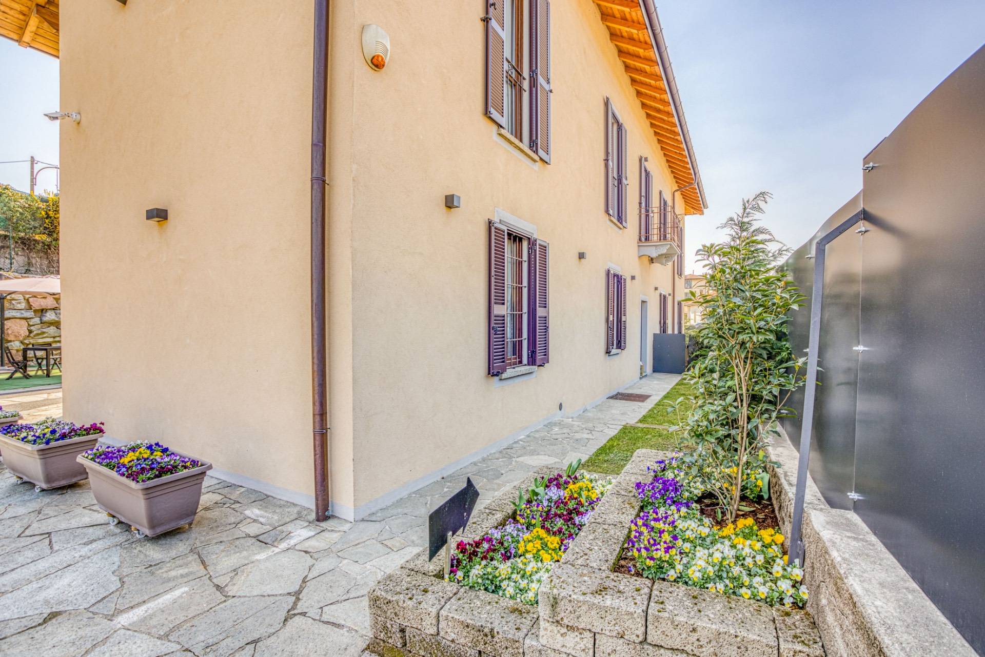 VILLA SINGOLA in vendita a Varese, Bobbiate