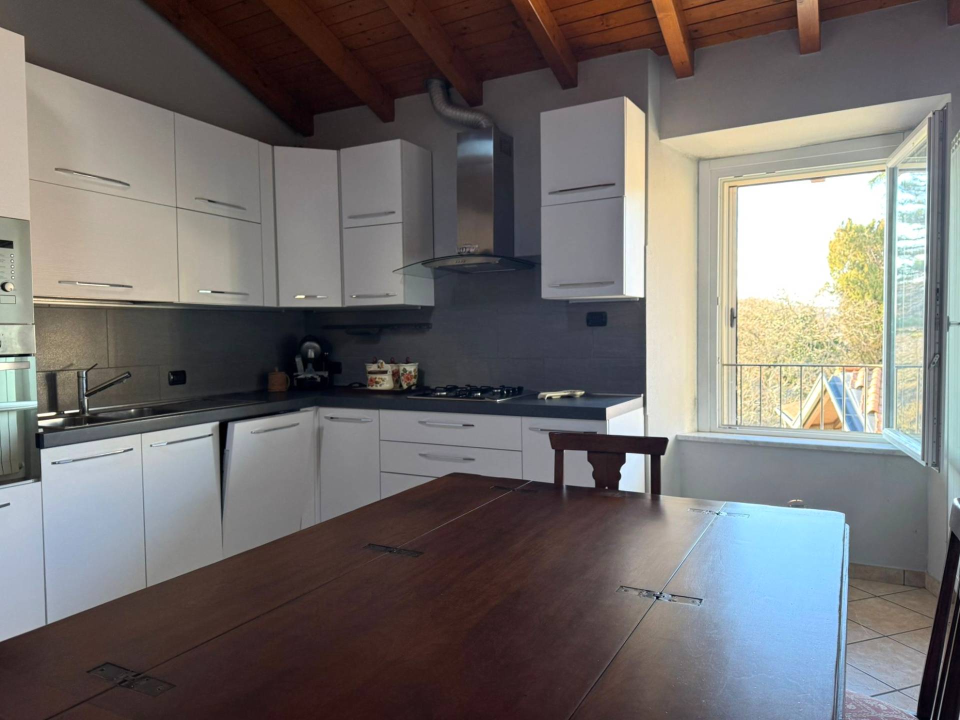 Appartamento in vendita a Malnate, Centro