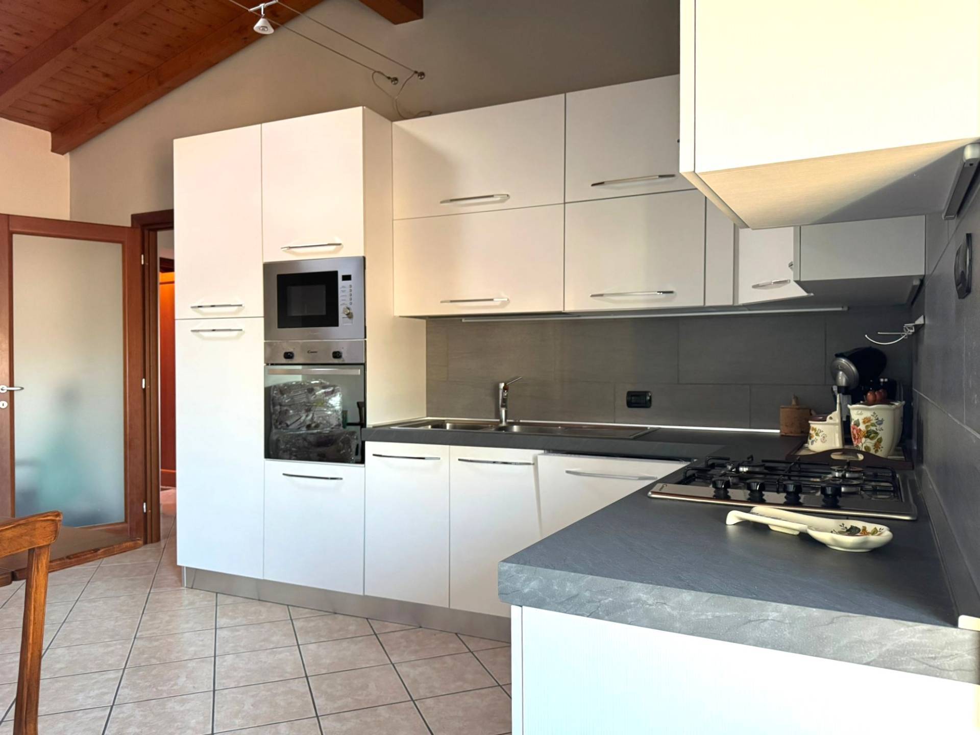 Appartamento in vendita a Malnate, Centro