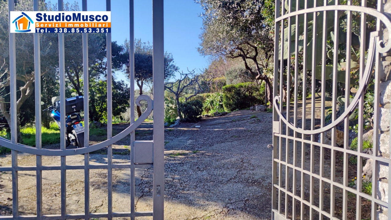 Villa con giardino in via vecchia del faro, Anacapri