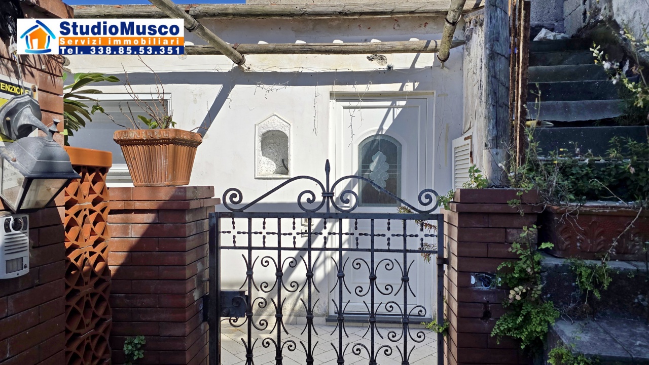 Casa indipendente arredata in affitto in traversa alla provinciale, Capri