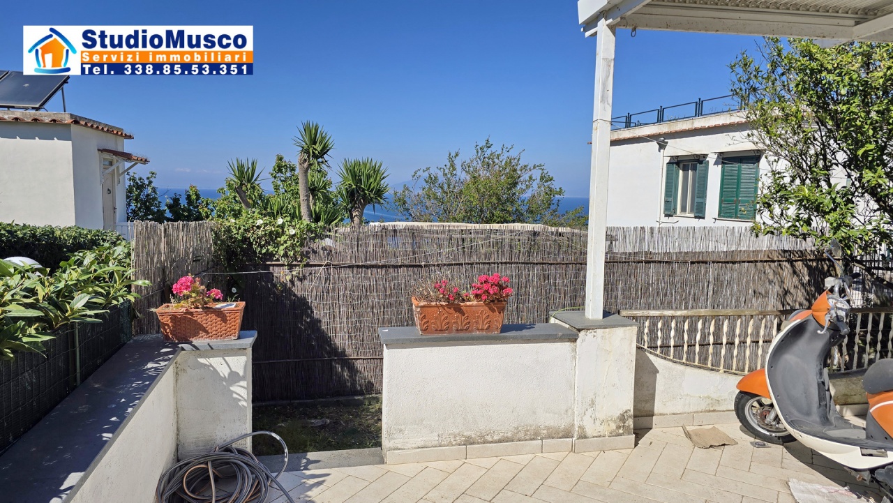 Casa indipendente arredata in affitto in traversa alla provinciale, Capri
