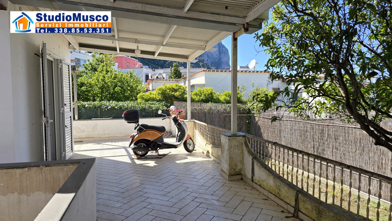 Casa indipendente arredata in affitto in traversa alla provinciale, Capri