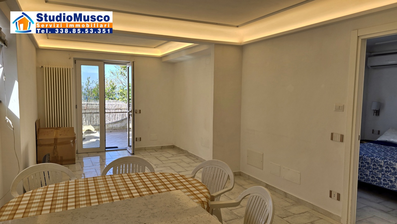 Casa indipendente arredata in affitto in traversa alla provinciale, Capri