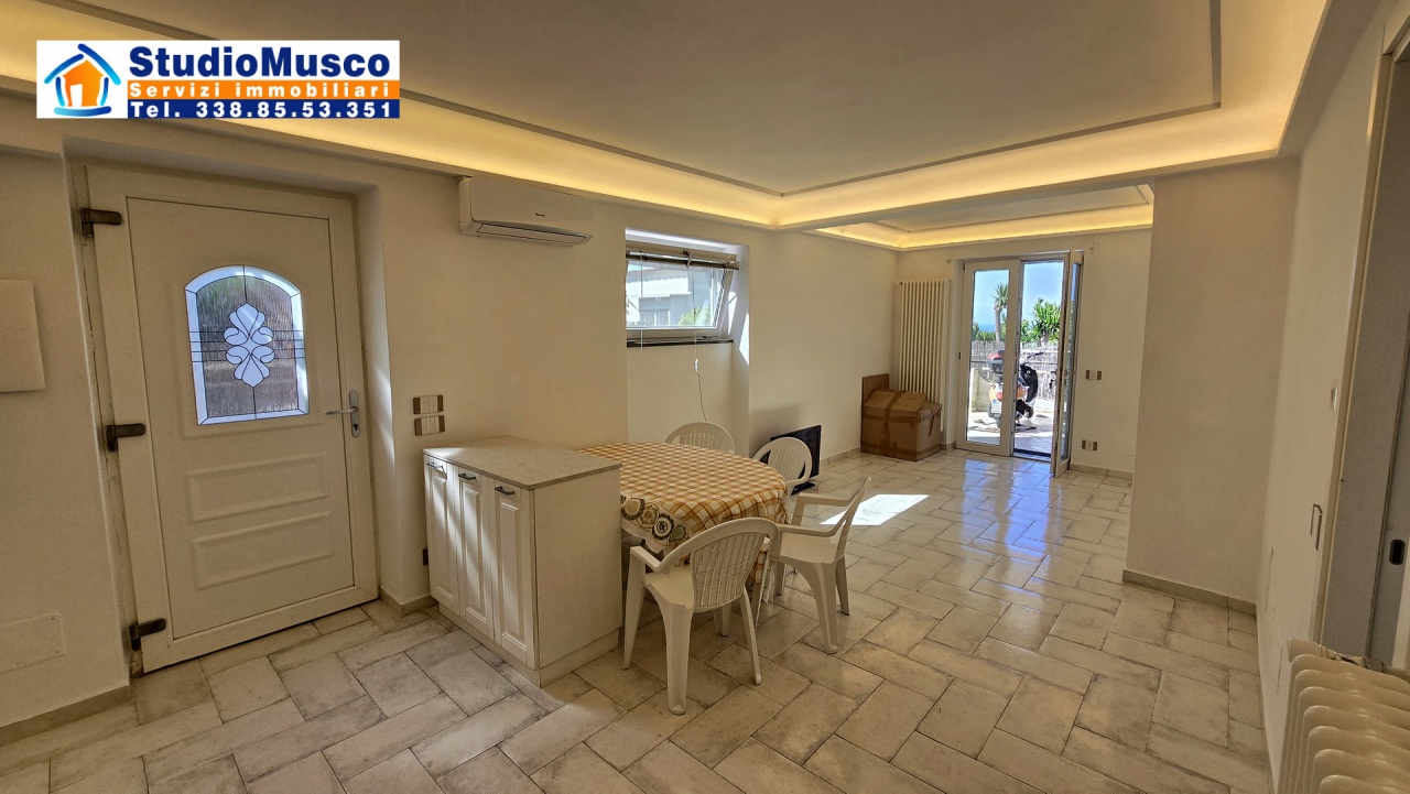 Casa indipendente arredata in affitto in traversa alla provinciale, Capri