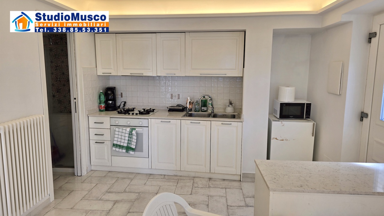 Casa indipendente arredata in affitto in traversa alla provinciale, Capri