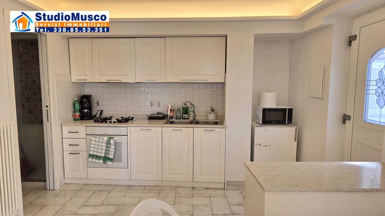 Casa indipendente arredata in affitto in traversa alla provinciale, Capri