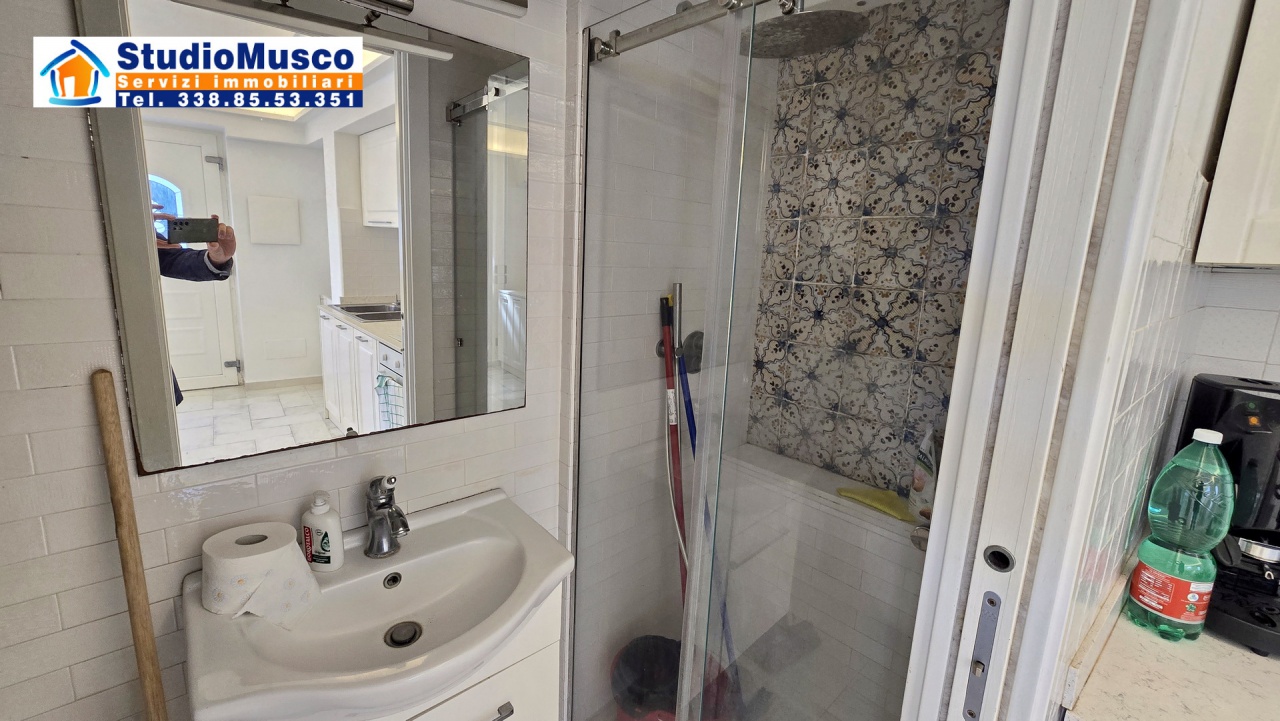 Casa indipendente arredata in affitto in traversa alla provinciale, Capri