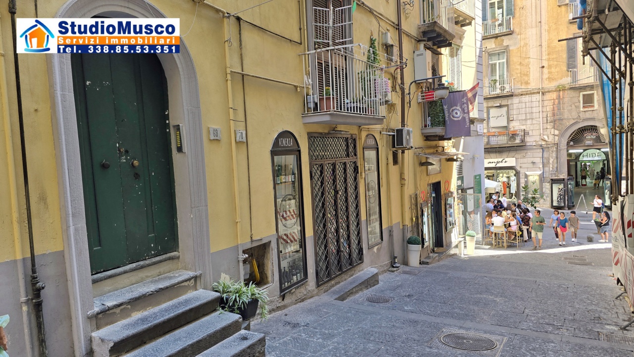 Bilocale in vendita in via gradoni di chiaia, Napoli