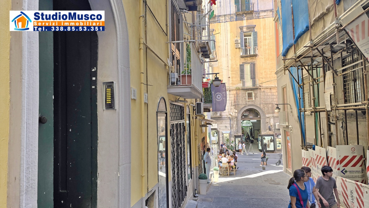 Bilocale in vendita in via gradoni di chiaia, Napoli