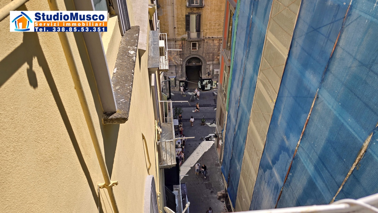 Bilocale in vendita in via gradoni di chiaia, Napoli