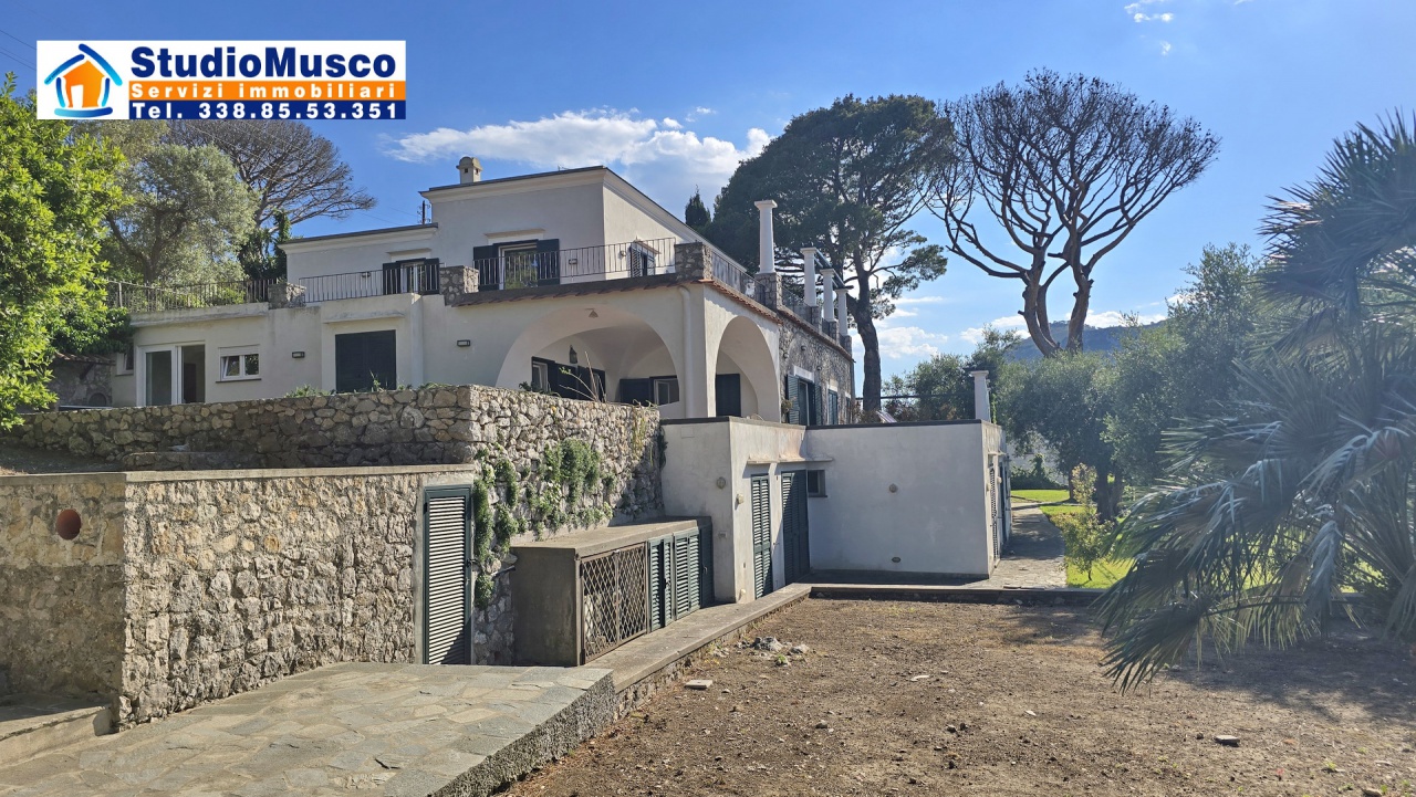 Villa con terrazzo in via tiberio, Capri