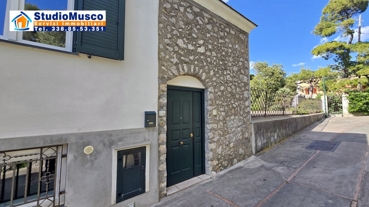 Villa con terrazzo in via tiberio, Capri