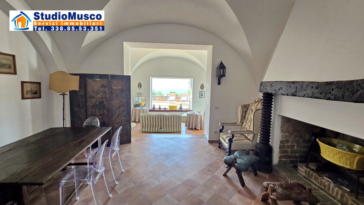 Villa con terrazzo in via tiberio, Capri