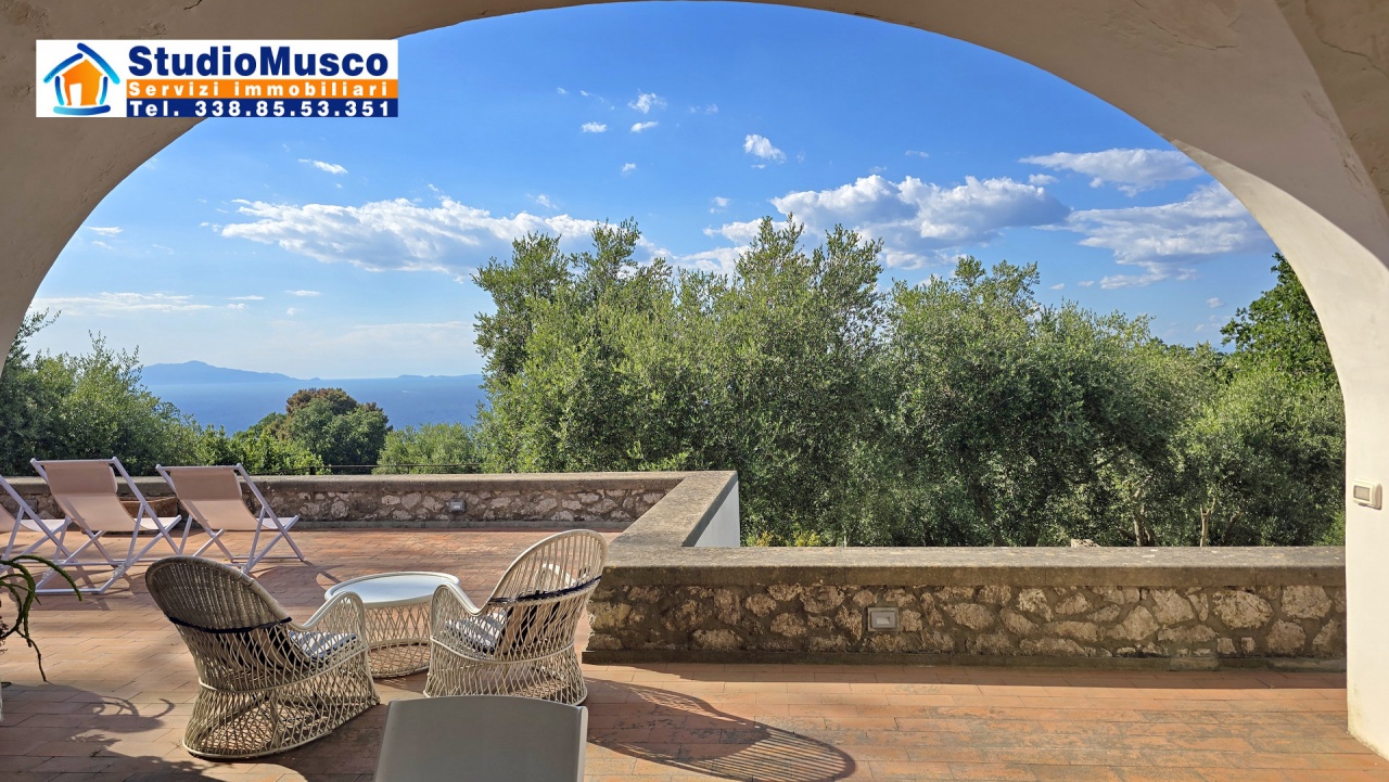 Villa con terrazzo in via tiberio, Capri