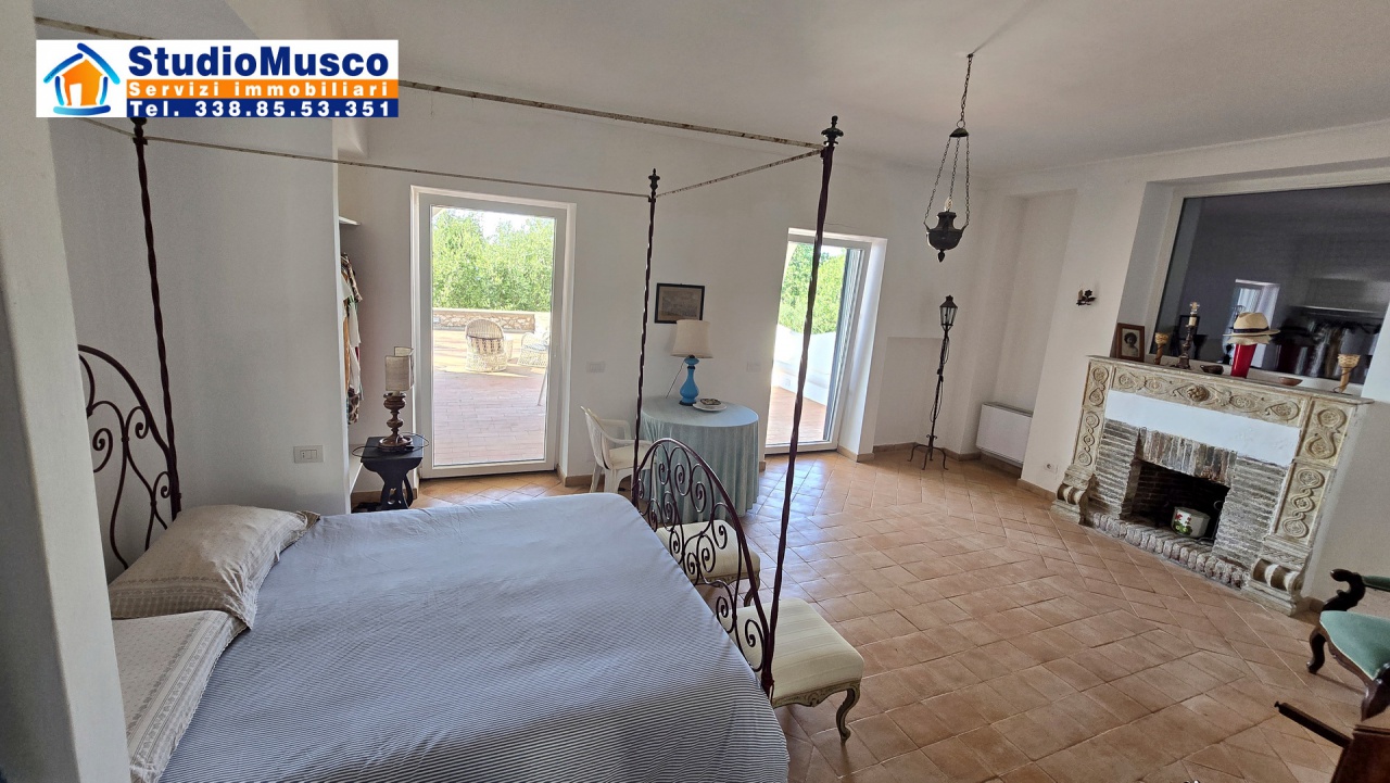 Villa con terrazzo in via tiberio, Capri