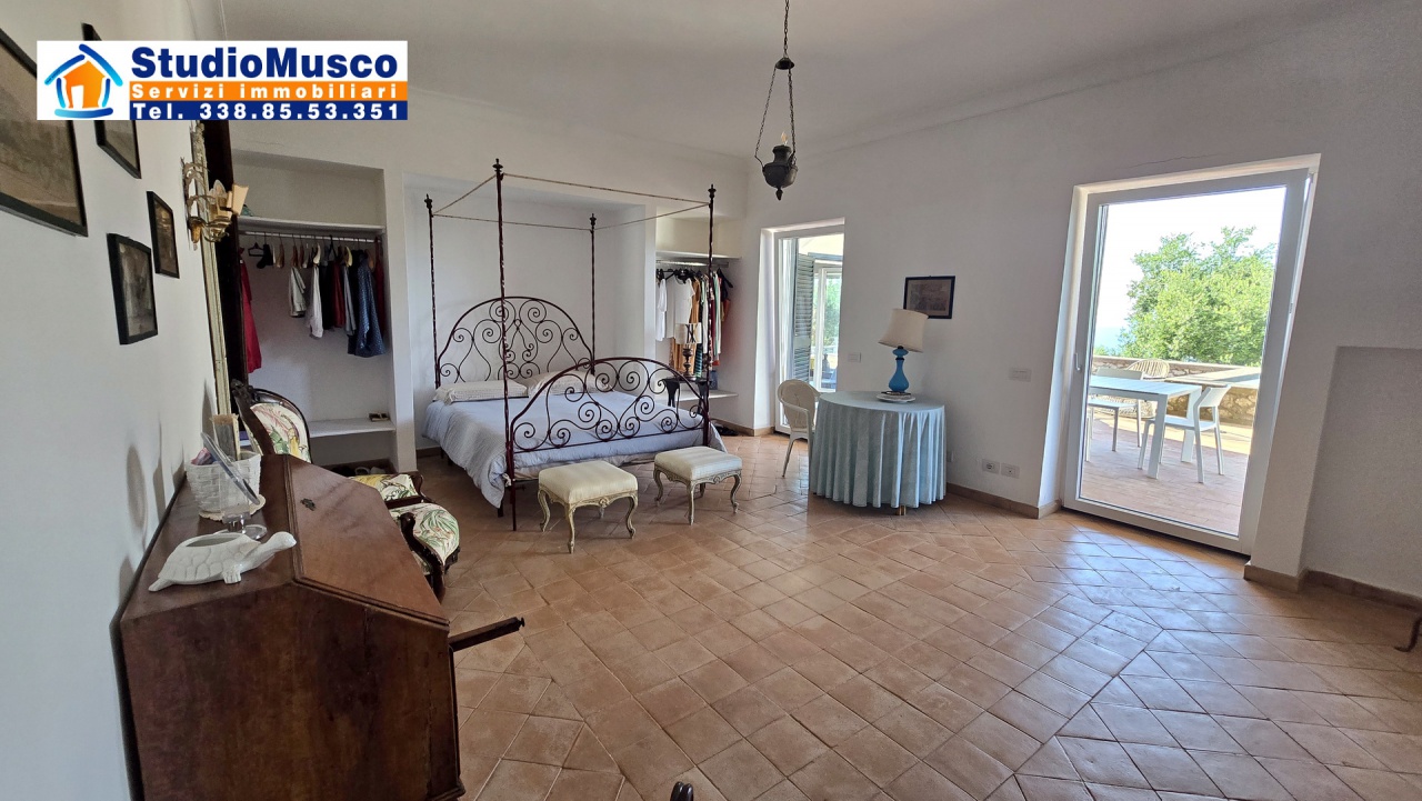 Villa con terrazzo in via tiberio, Capri