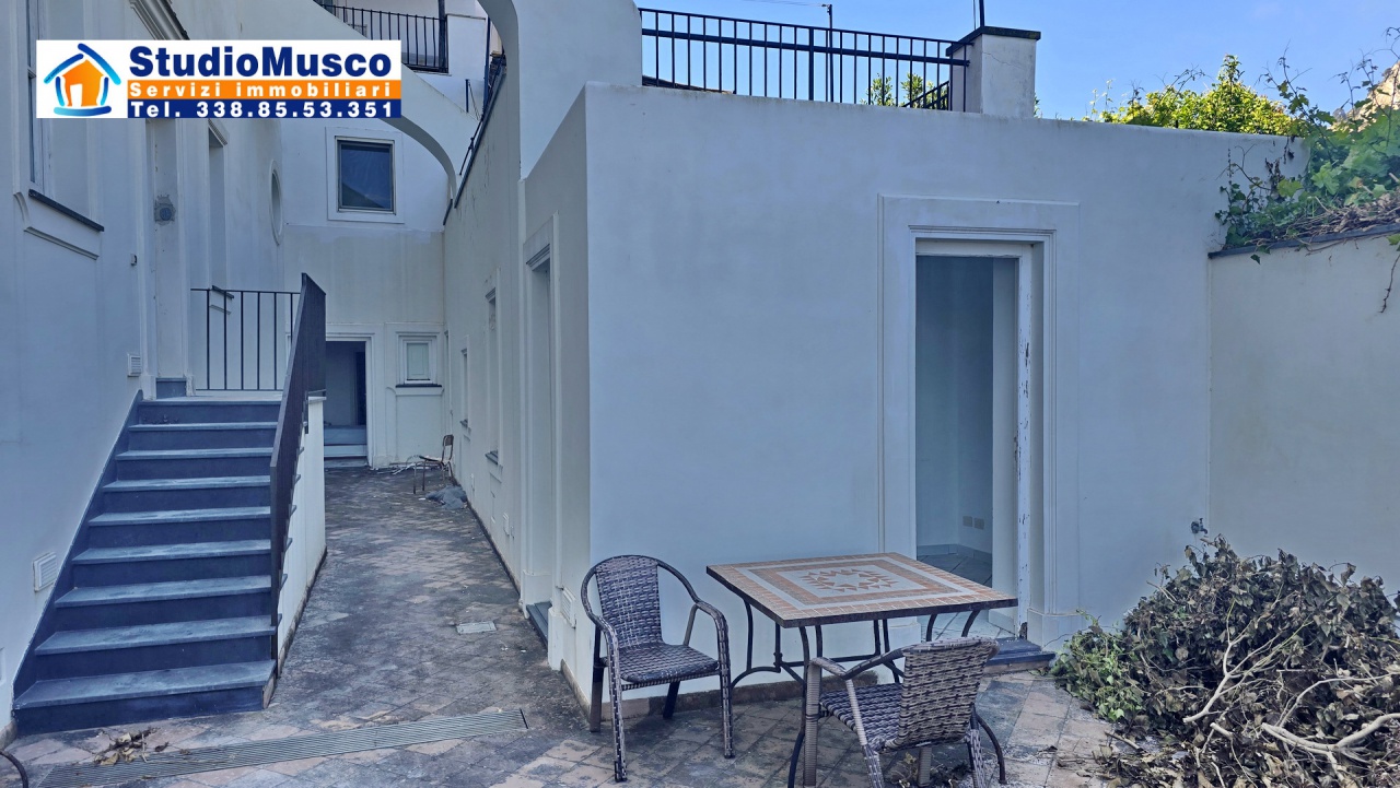 Appartamento con giardino in via lo palazzo, Capri
