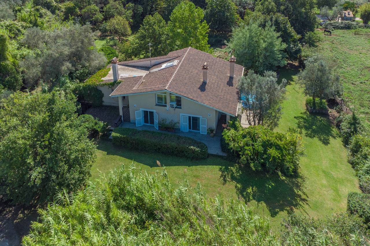 Villa in vendita a Campagnano di Roma, Loc. Selva Grossa