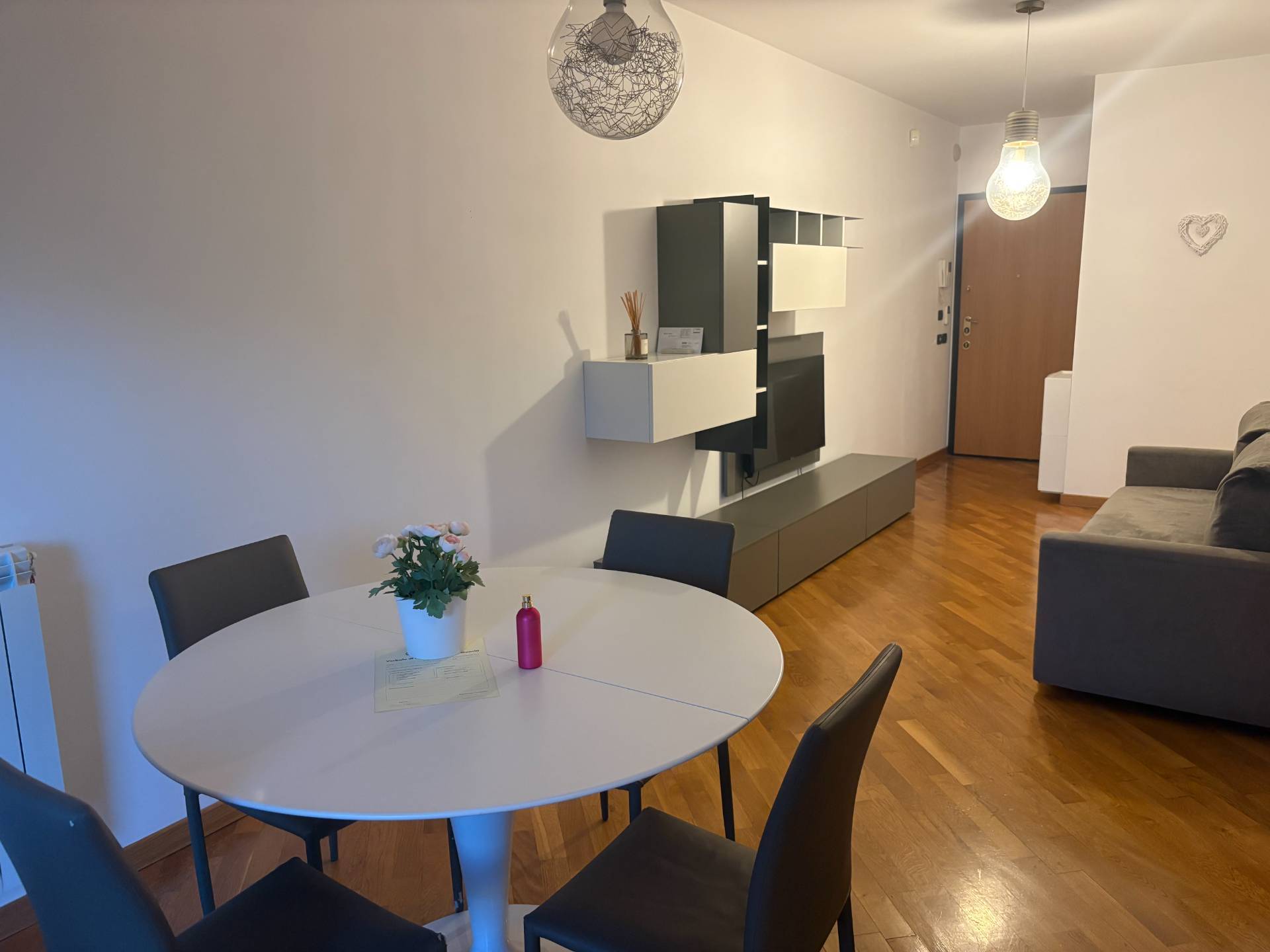 2 locali in affitto a Roma, Saxarubra