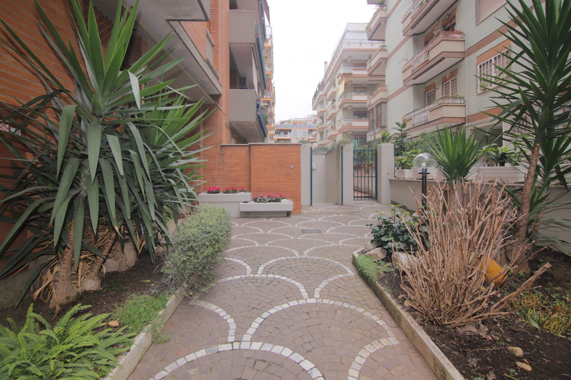 2 locali in vendita a Roma, Ostia