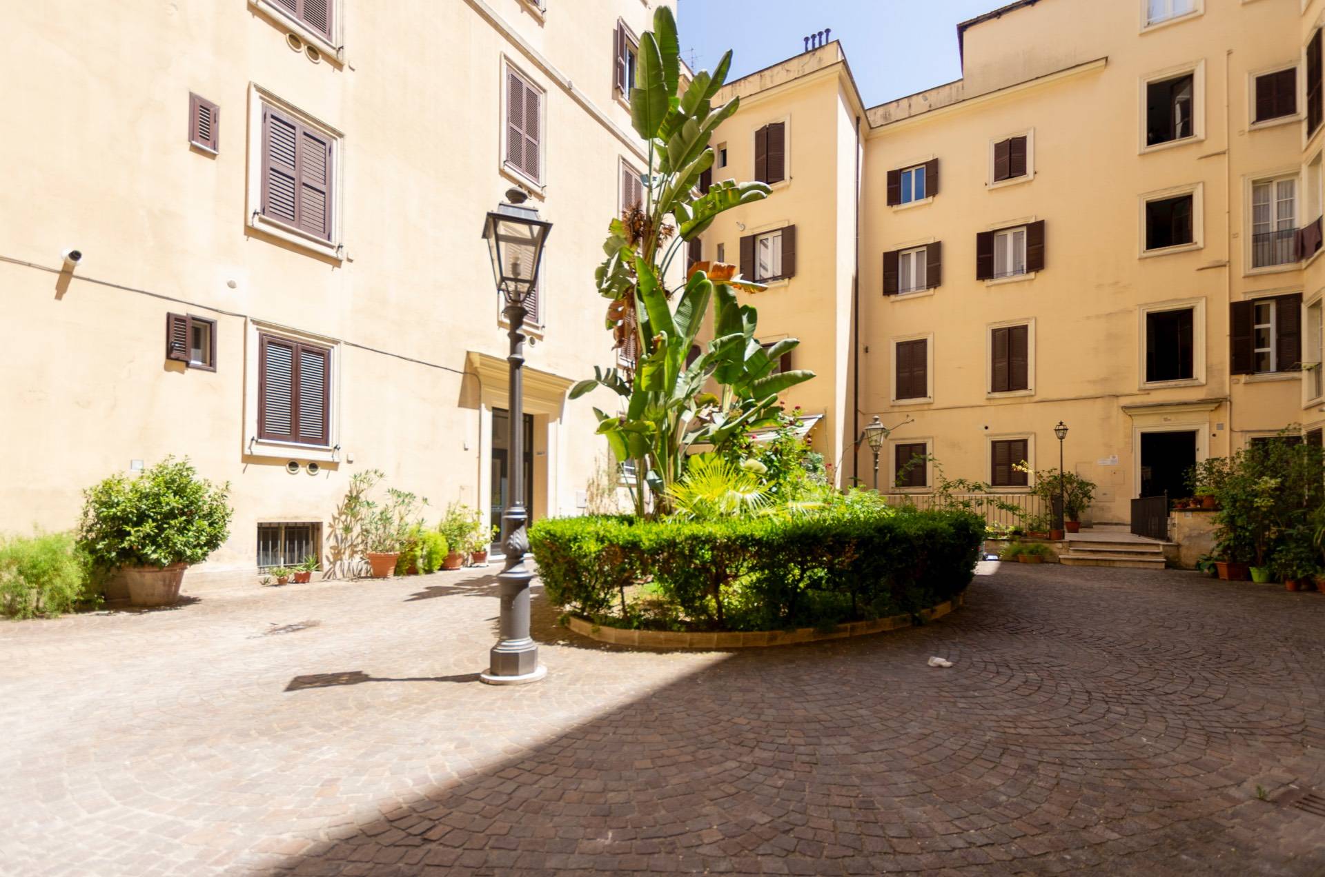 3 locali in vendita a Roma, Trastevere