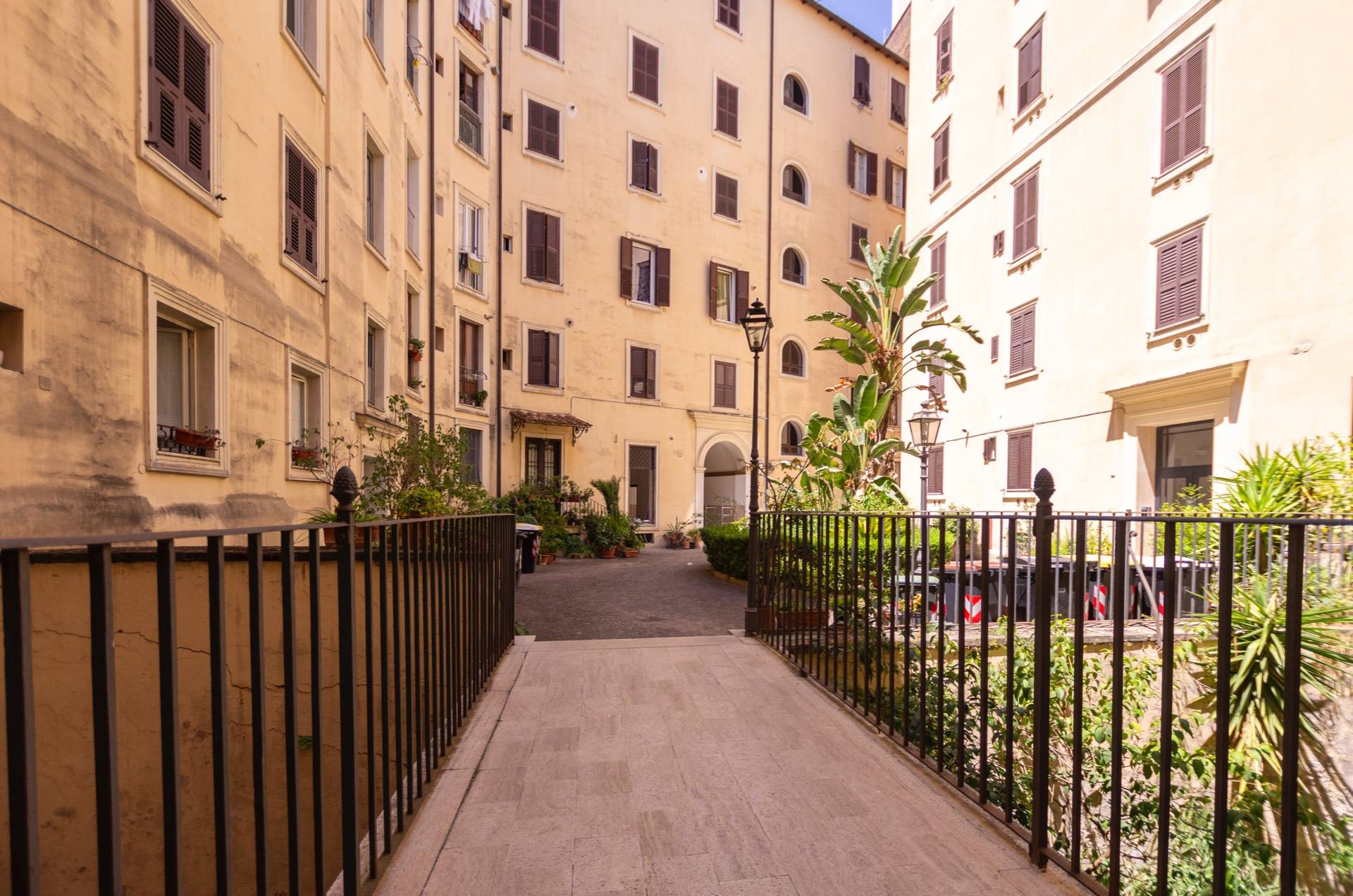 3 locali in vendita a Roma, Trastevere