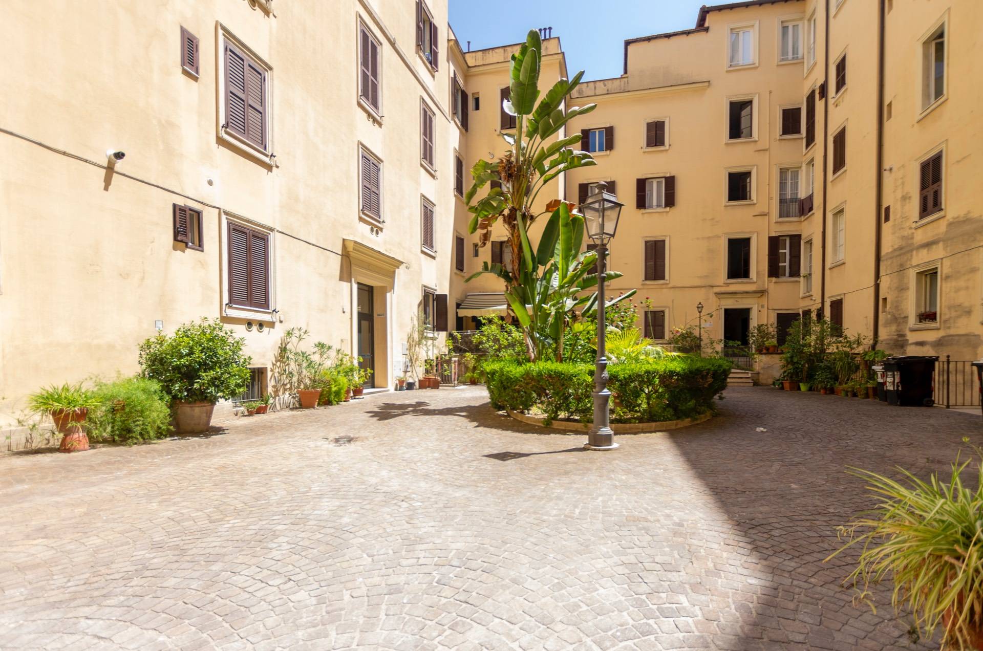 3 locali in vendita a Roma, Trastevere