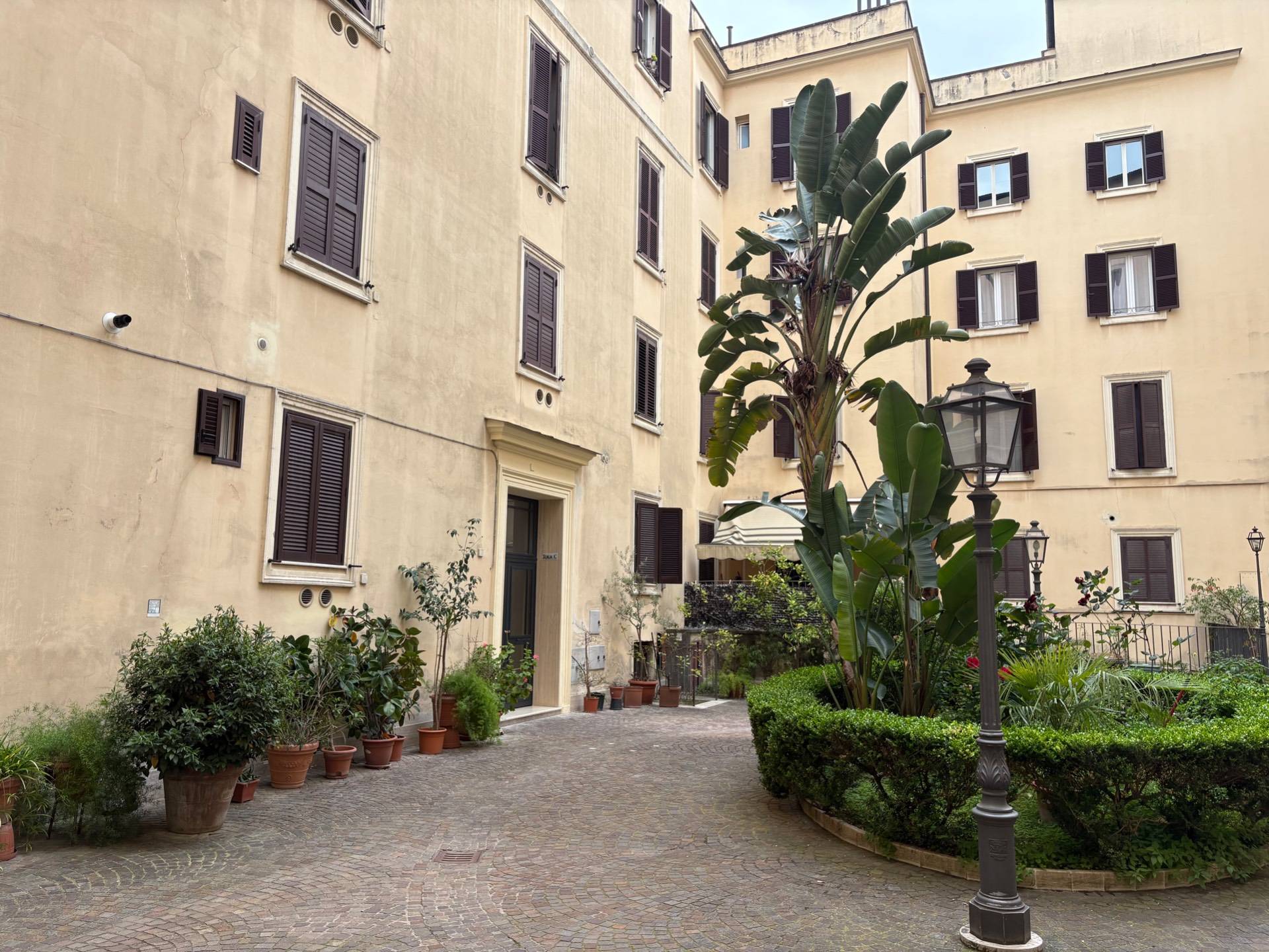 3 locali in vendita a Roma, Trastevere