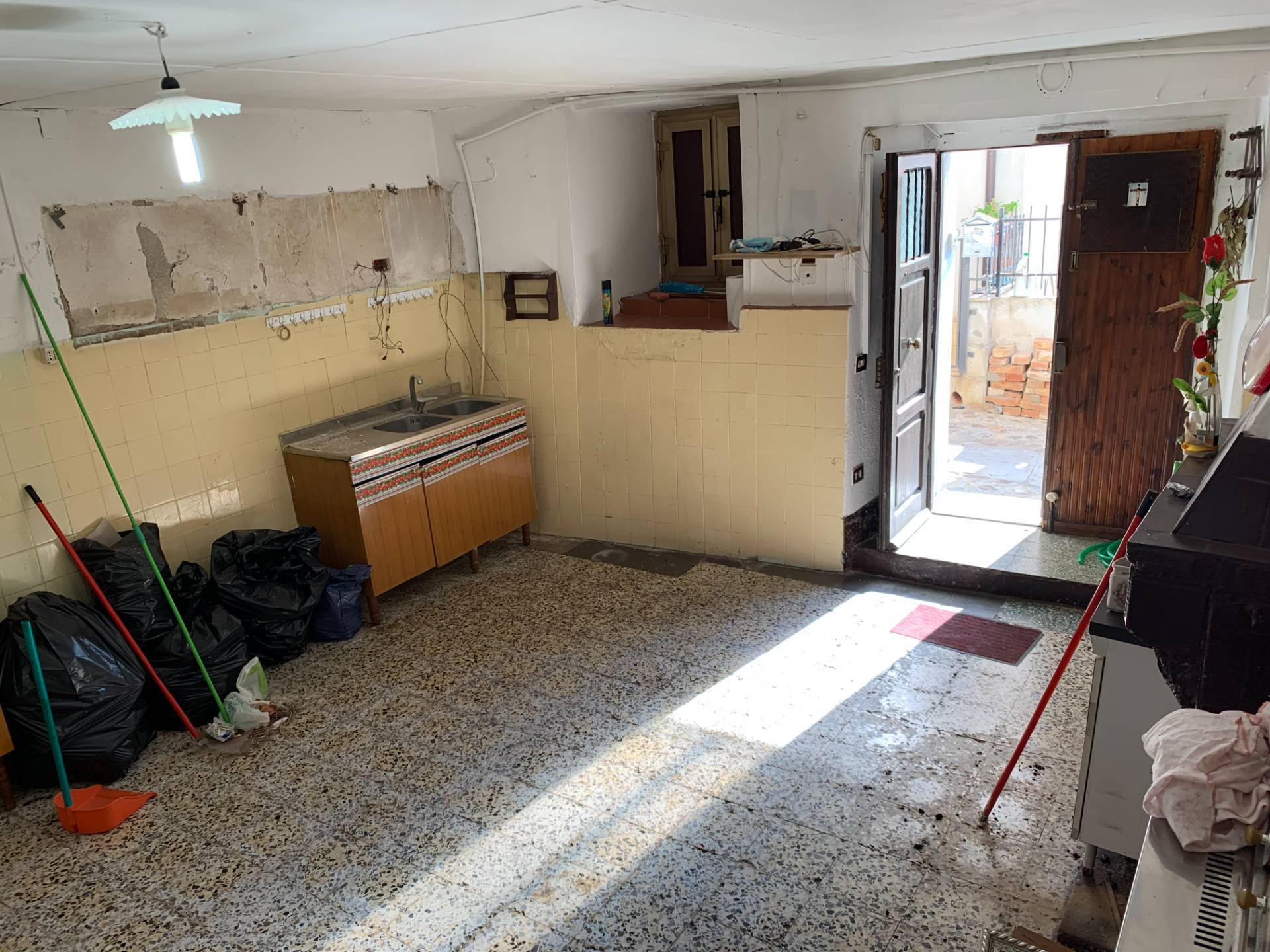 Fabbricato nel centro storico con corte in vendita a Rovito