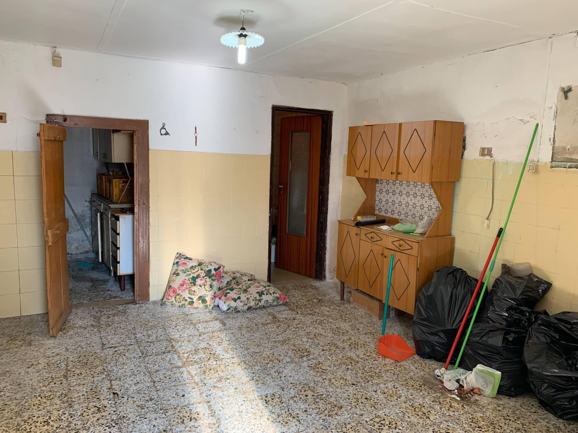 Fabbricato nel centro storico con corte in vendita a Rovito