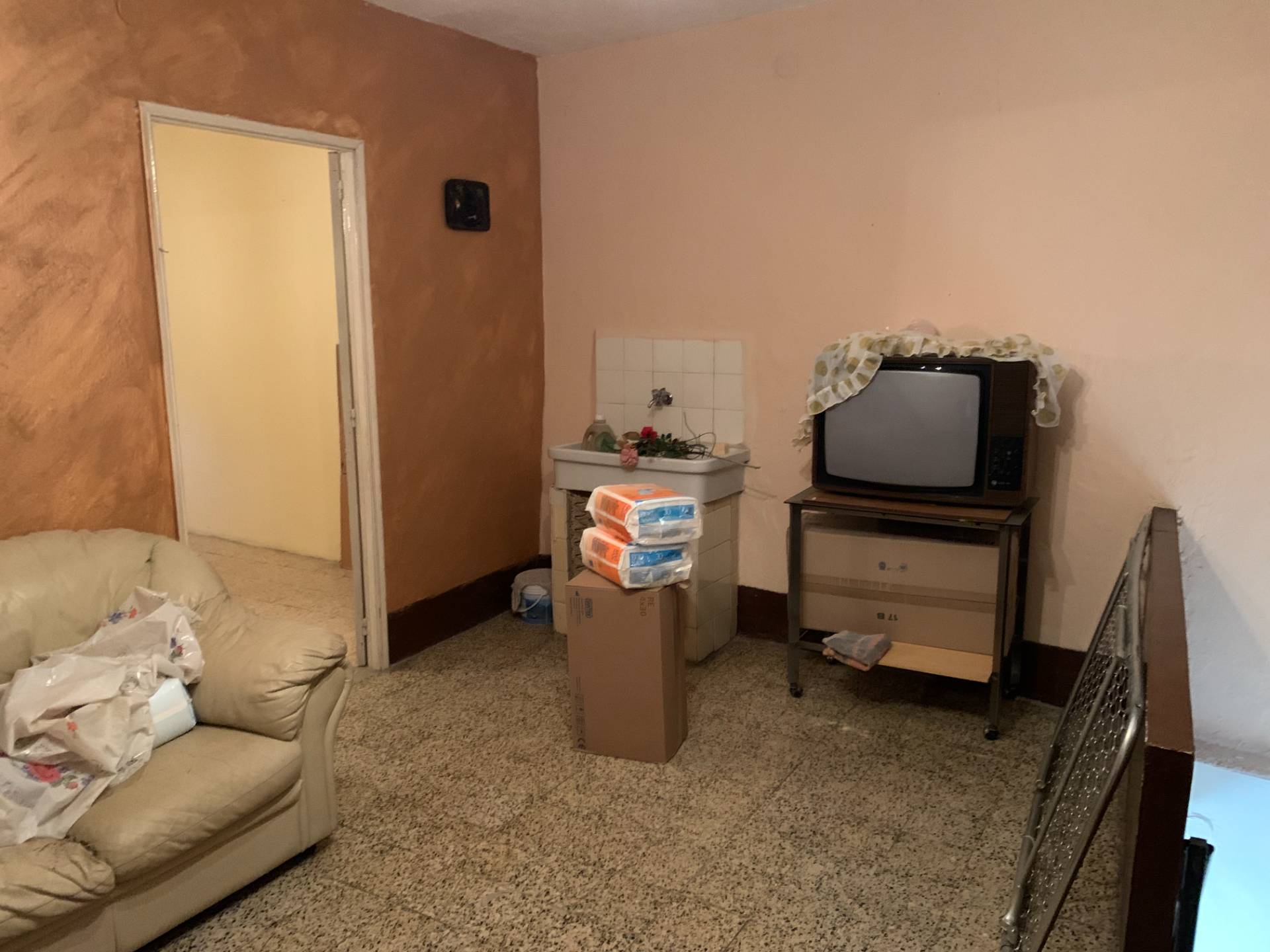 Fabbricato nel centro storico con corte in vendita a Rovito