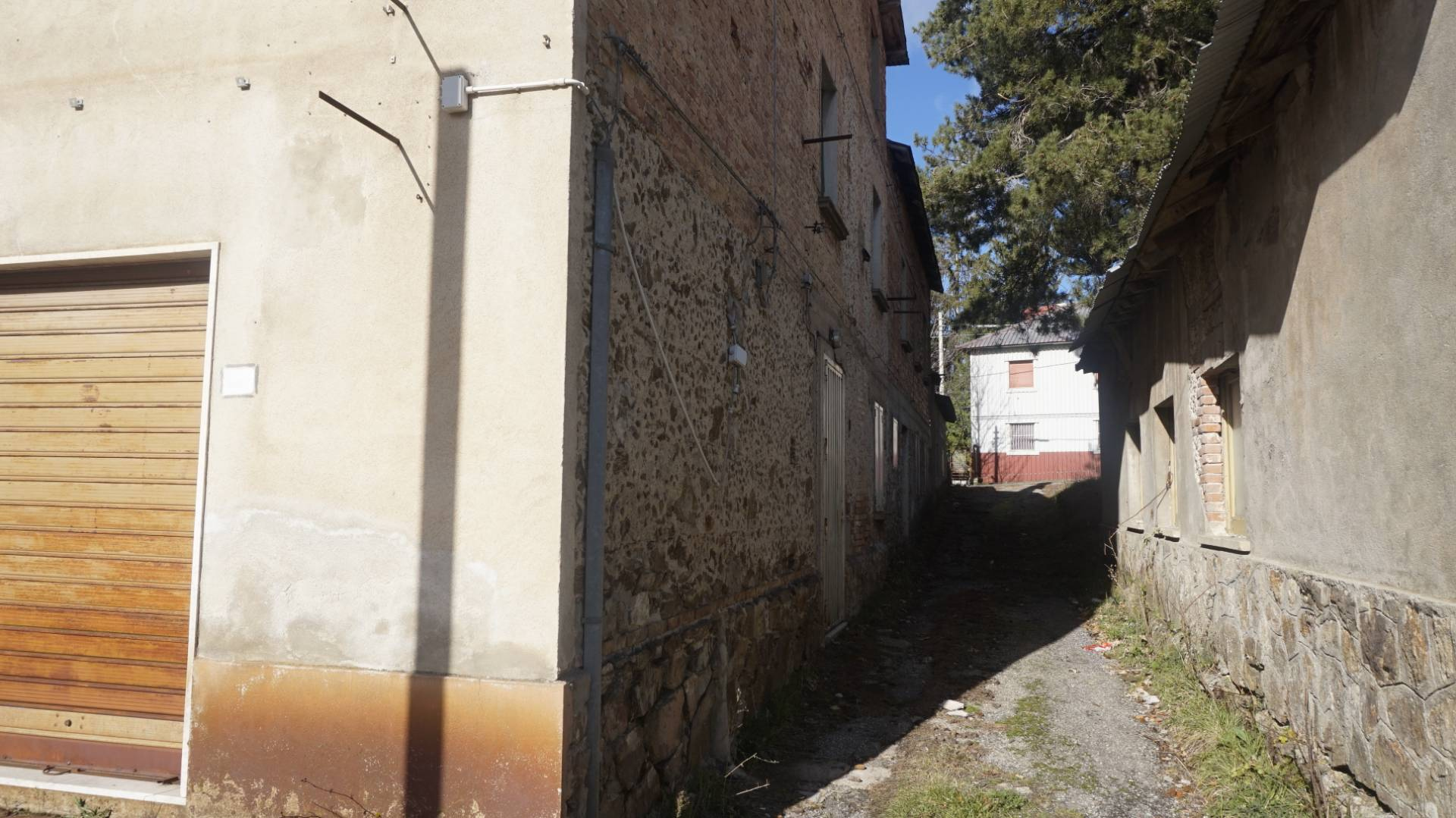 Fabbricato con Corte in vendita a Spezzano della Sila, Camigliatello Silano