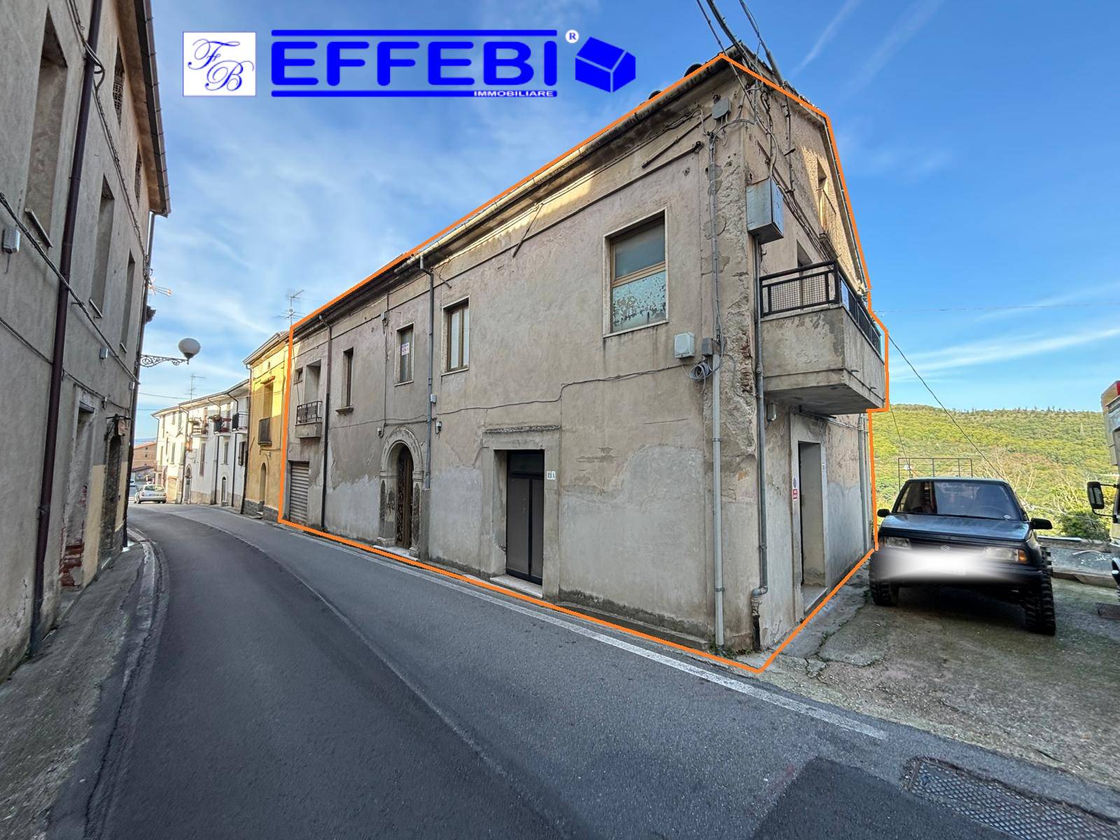 Fabbricato nel centro storico con corte in vendita a Celico