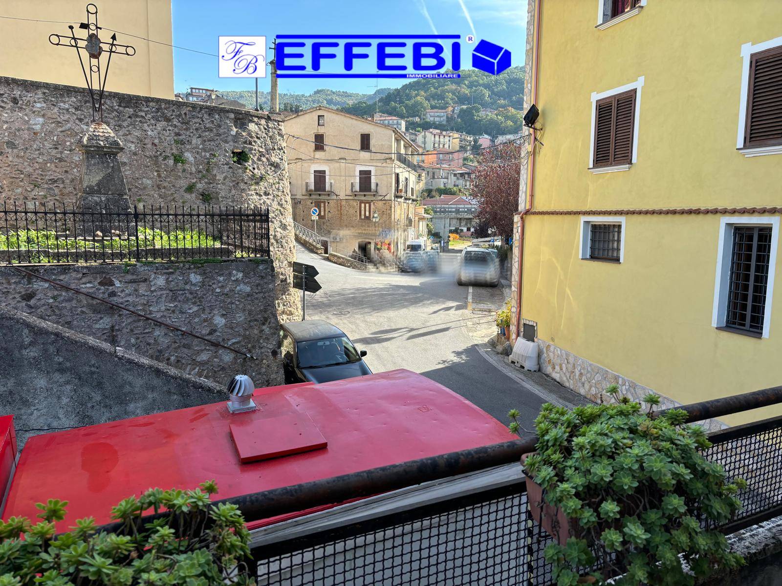 Fabbricato nel centro storico con corte in vendita a Celico