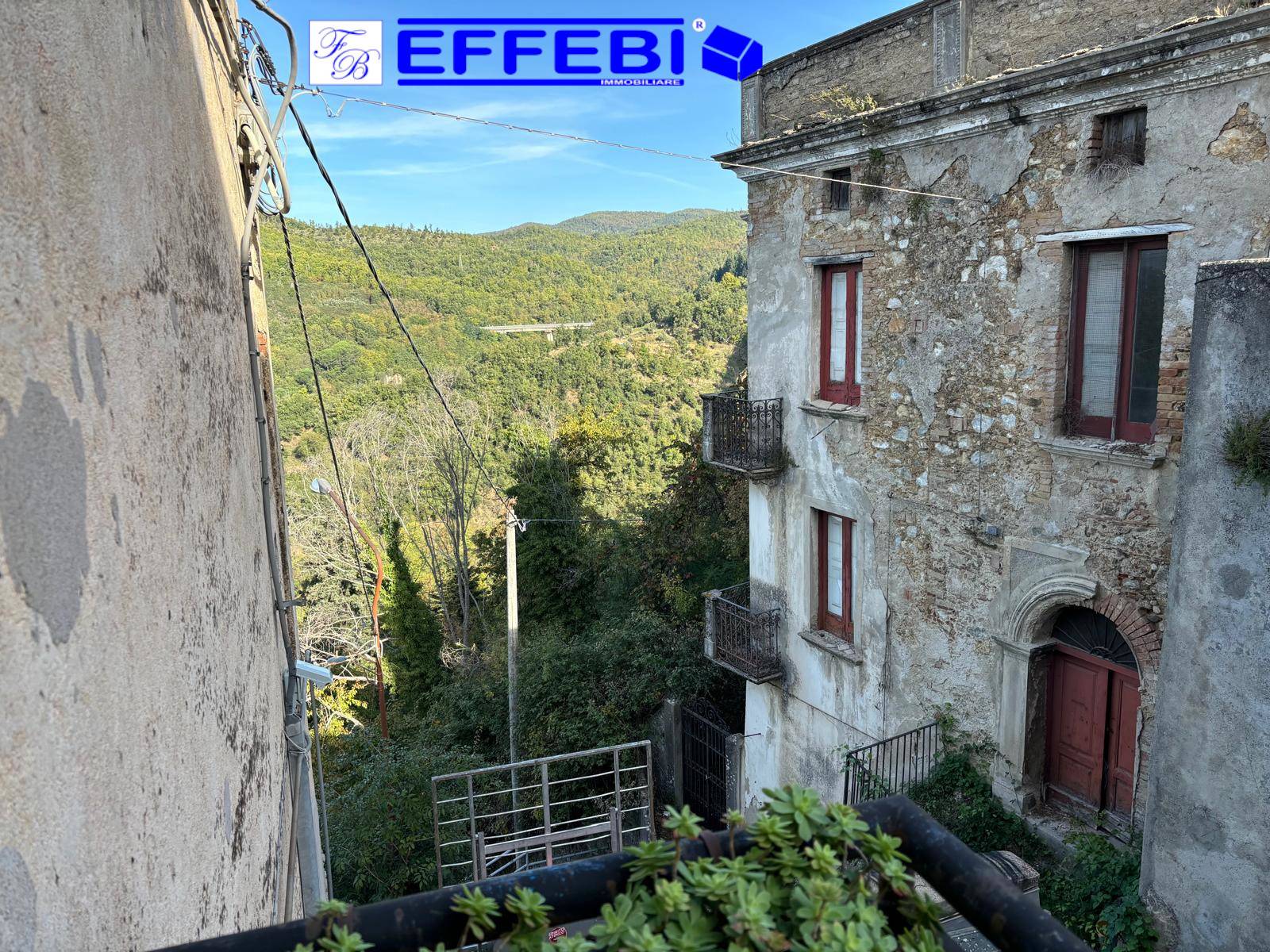 Fabbricato nel centro storico con corte in vendita a Celico
