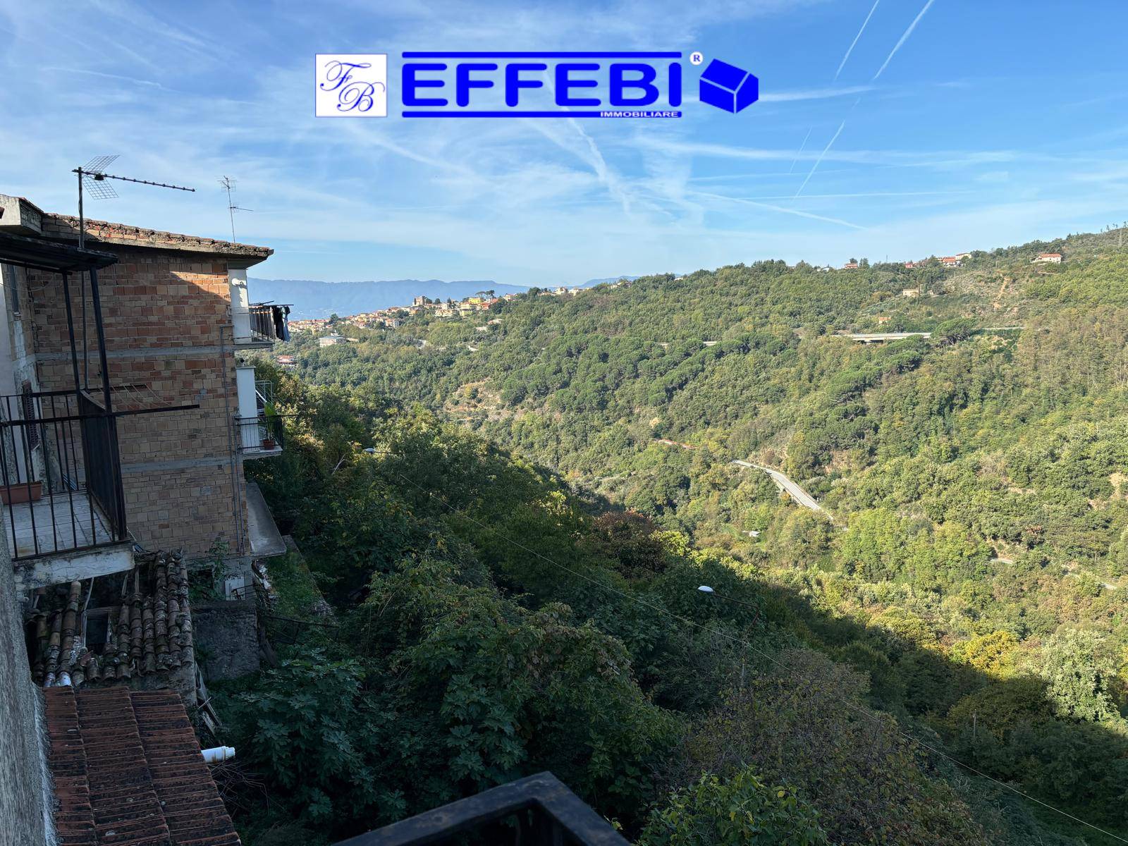 Fabbricato nel centro storico con corte in vendita a Celico