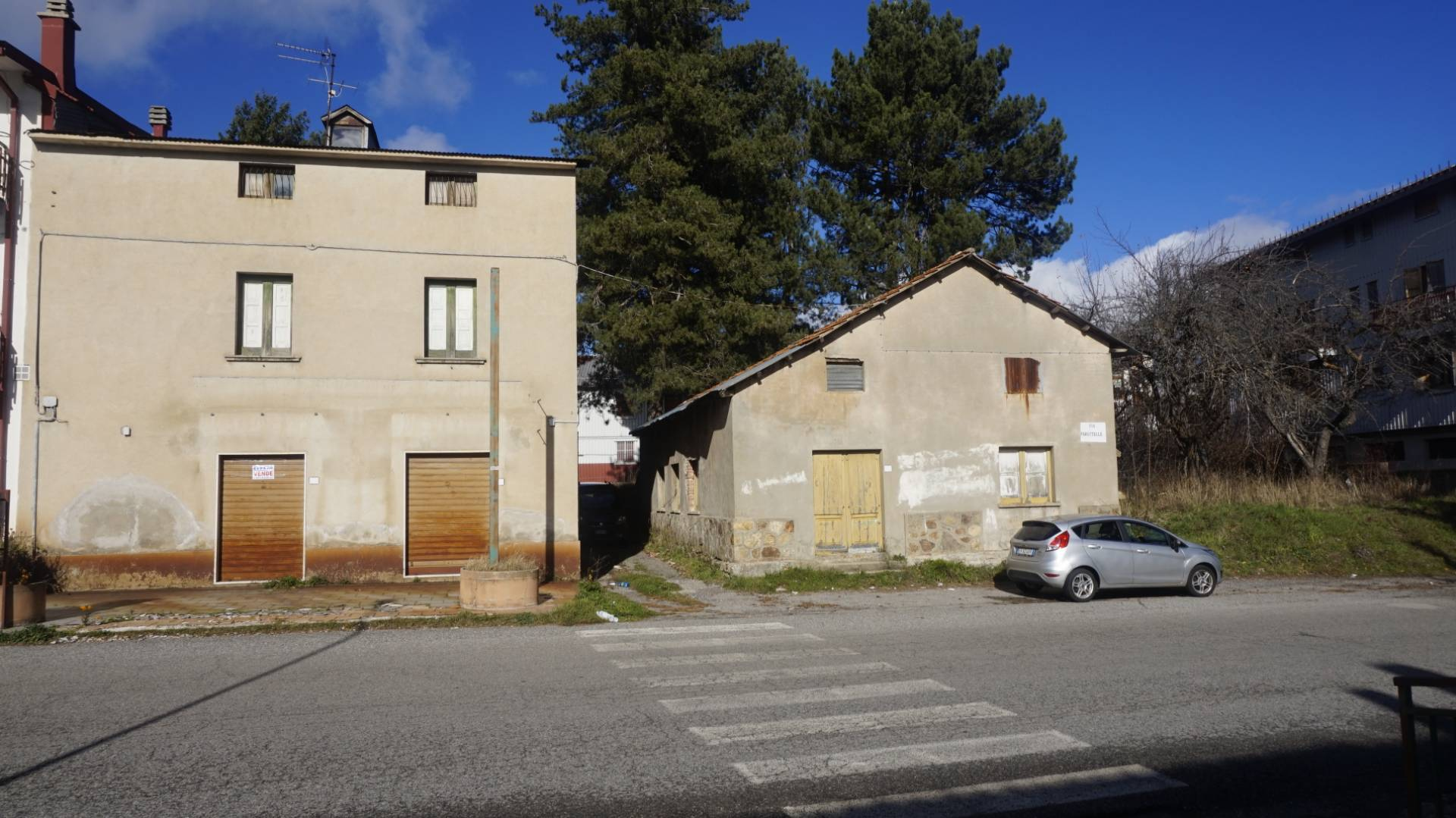 Fabbricato con Corte in vendita a Spezzano della Sila, Camigliatello Silano