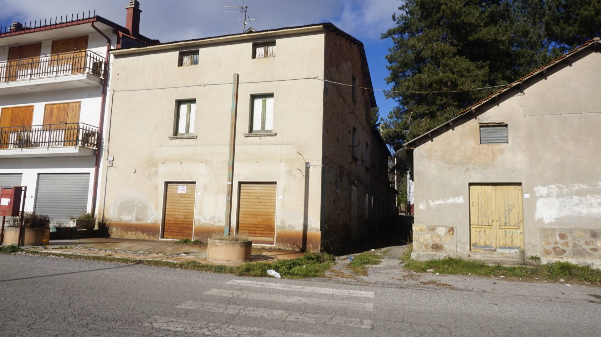 Fabbricato con Corte in vendita a Spezzano della Sila, Camigliatello Silano