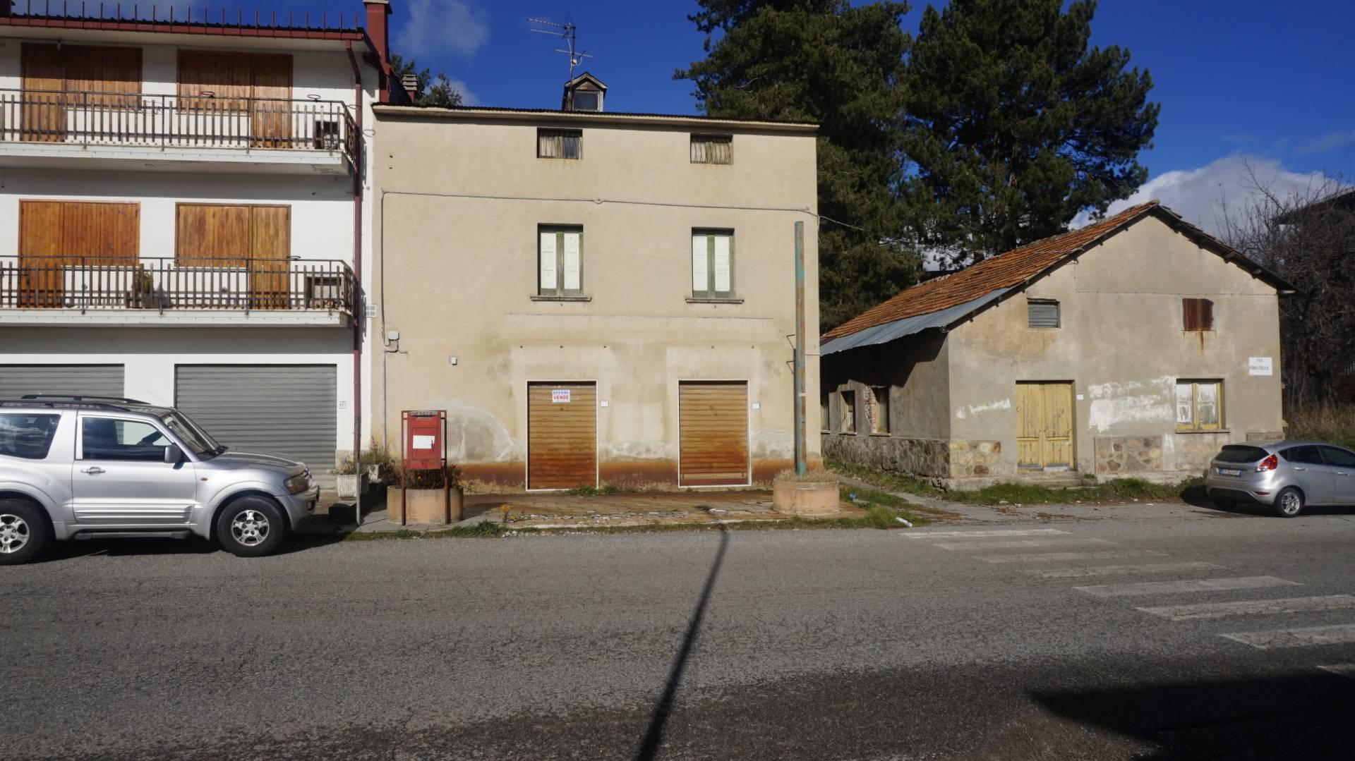 Fabbricato con Corte in vendita a Spezzano della Sila, Camigliatello Silano