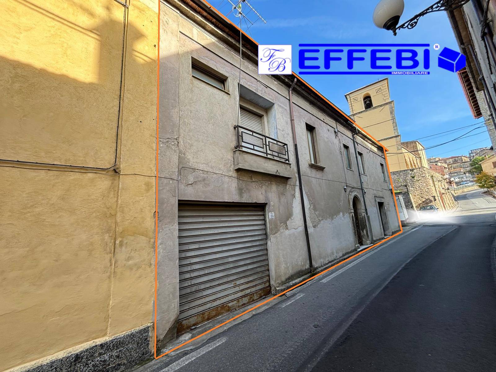 Fabbricato nel centro storico con corte in vendita a Celico