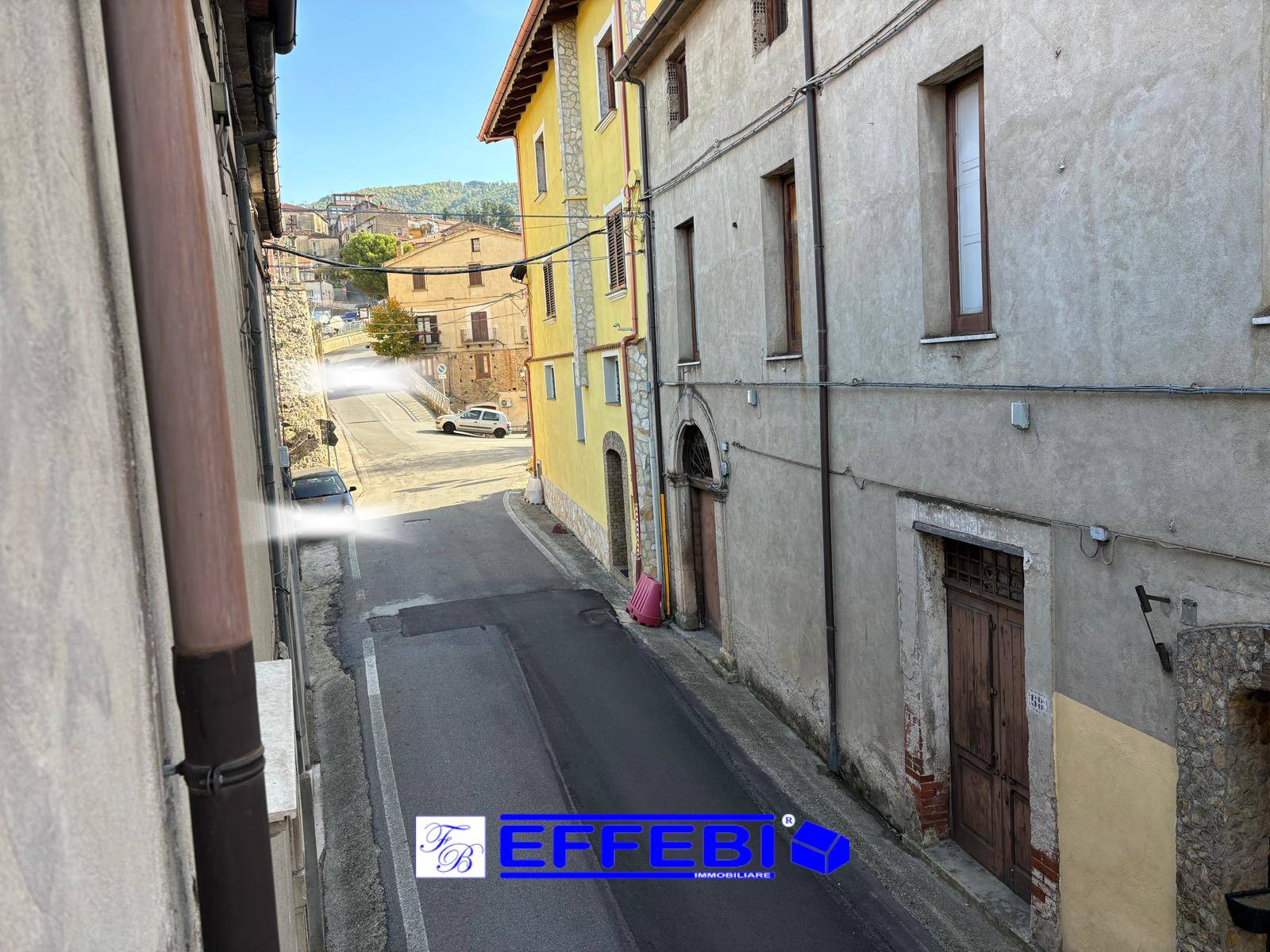 Fabbricato nel centro storico con corte in vendita a Celico