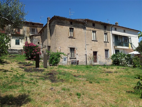 Fabbricato nel centro storico con corte in vendita a Casali del Manco
