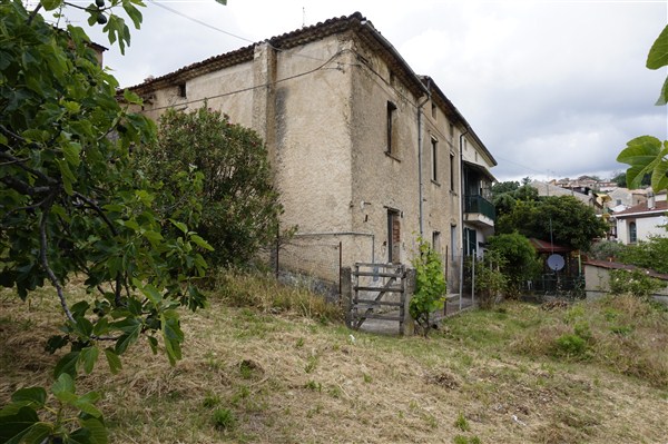 Fabbricato nel centro storico con corte in vendita a Casali del Manco