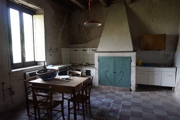 Fabbricato nel centro storico con corte in vendita a Casali del Manco